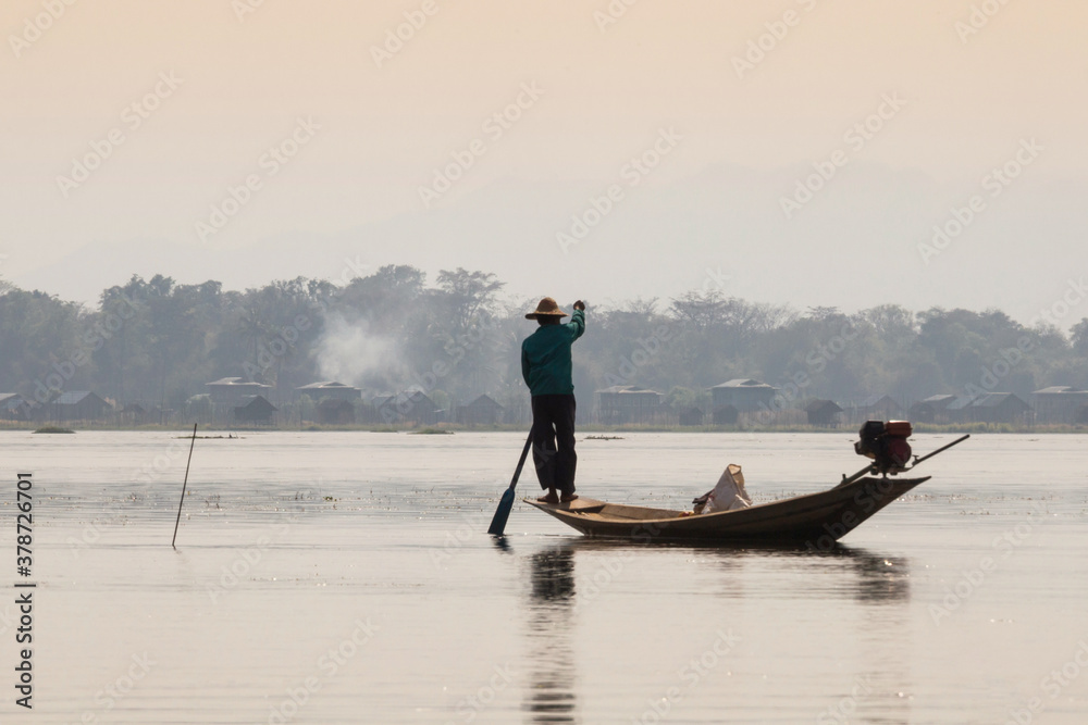 Naklejka premium Lifestyle in Lake Inle, with his famous leg-rowing fishermen and a relaxing way to live