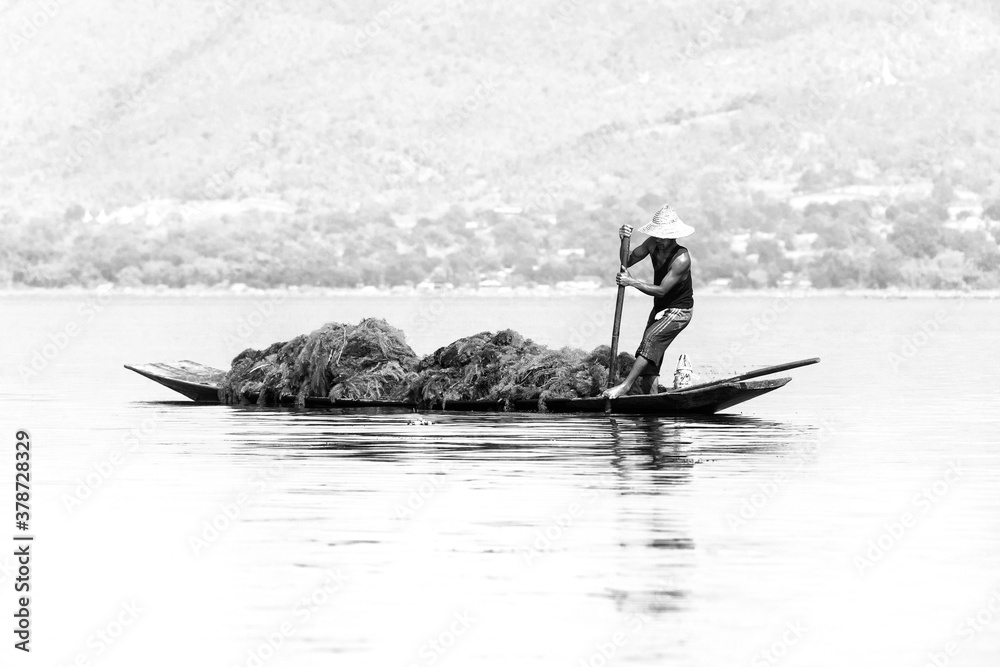 Naklejka premium Lifestyle in Lake Inle, with his famous leg-rowing fishermen and a relaxing way to live
