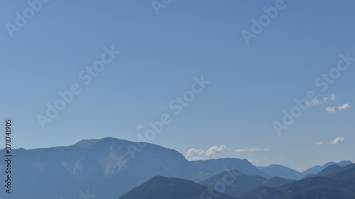 weiter Hotizont mit blauem Himmen, Hügeln und Bergen, die im Dunst verschwinden als Hintergrund © EvaRuth