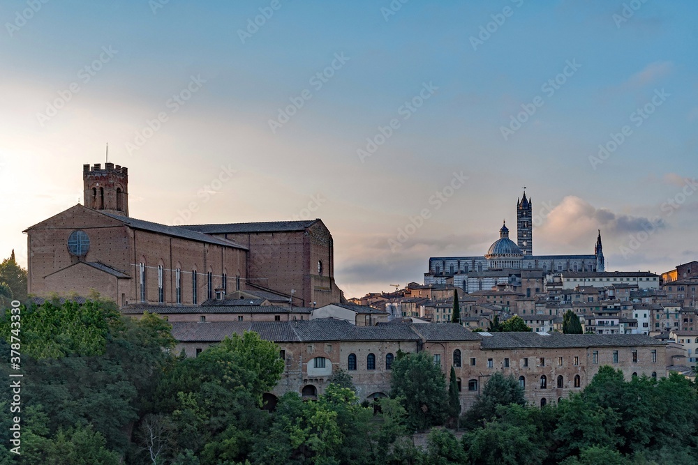 Blick auf den Dom und die Basilica di San Domenico in Siena in der Toskana in Italien 