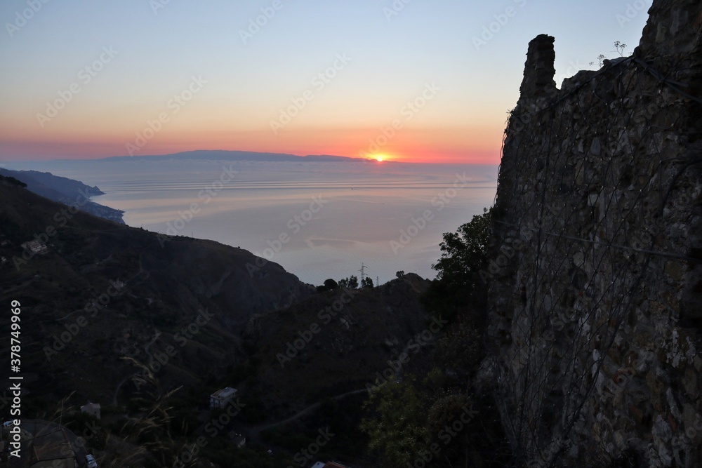 Castelmola - Panorama dal terrazzo del castello all'alba