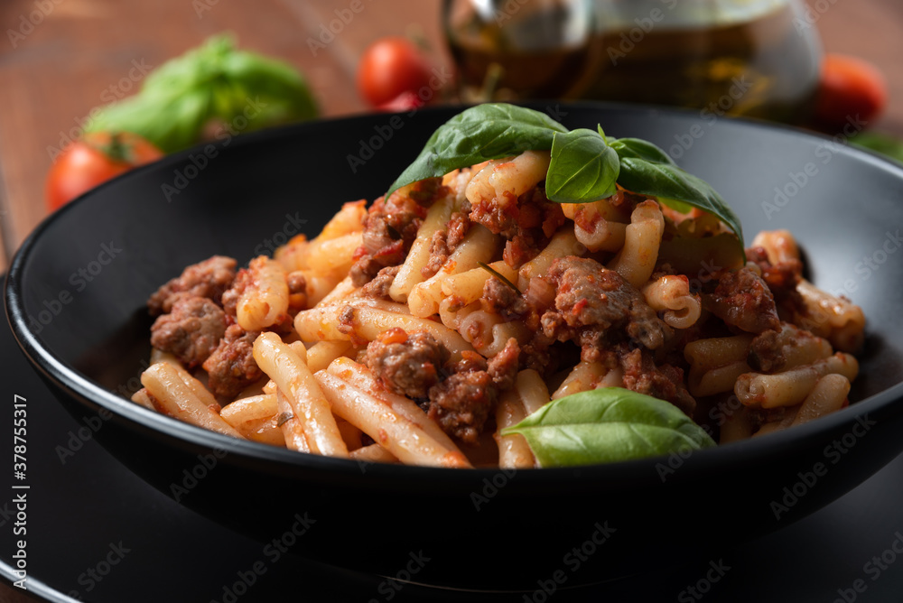 Piatto di pasta casereccia con ragu di manzo alla bolognese Piatto di pasta casereccia con ragu di manzo alla bolognese