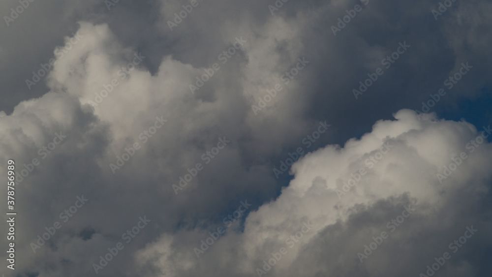 Ciel grisâtre, composé de cumulus de beau temps