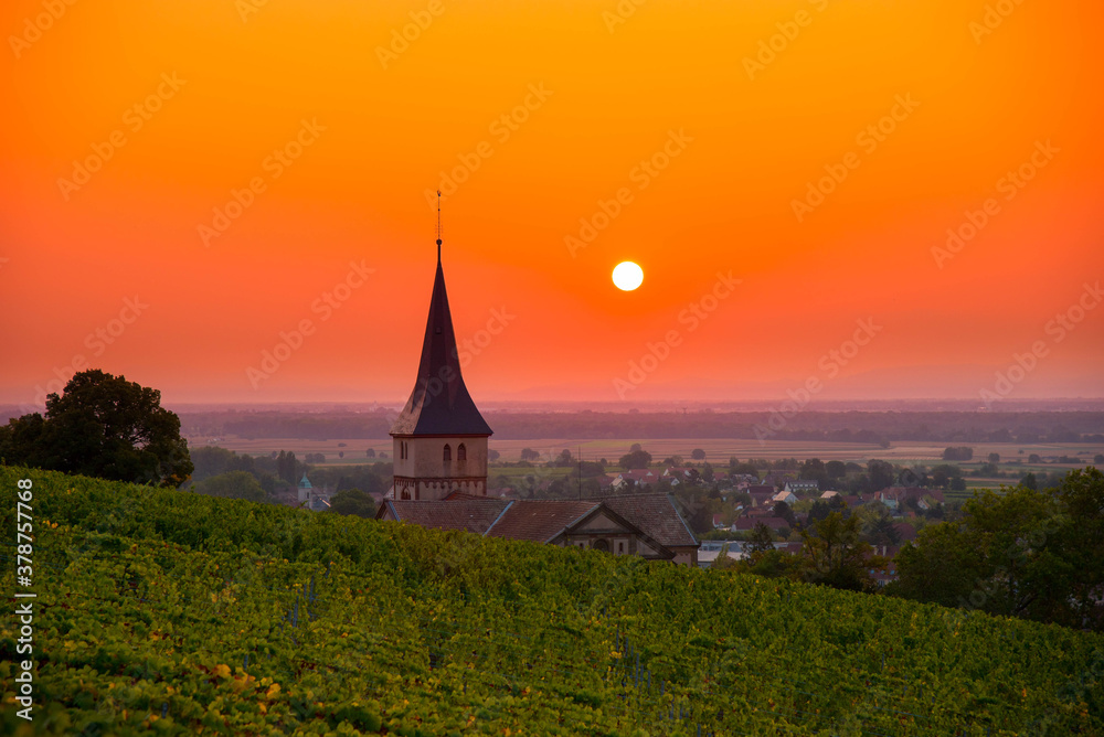 Fototapeta premium Sonnenaufgang über Barr im Elsass im Frühherbst