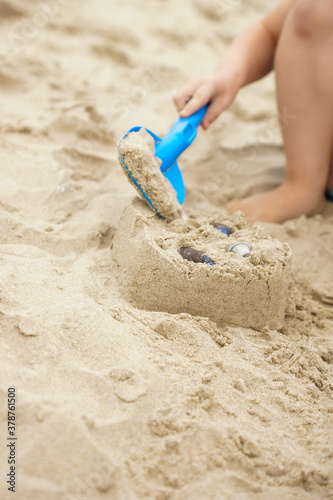 enfant joue dans le sable