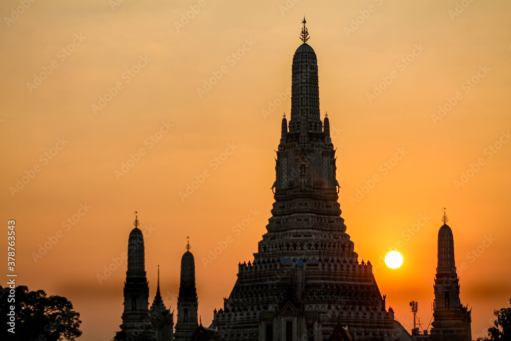 Fototapeta premium temple and the sun