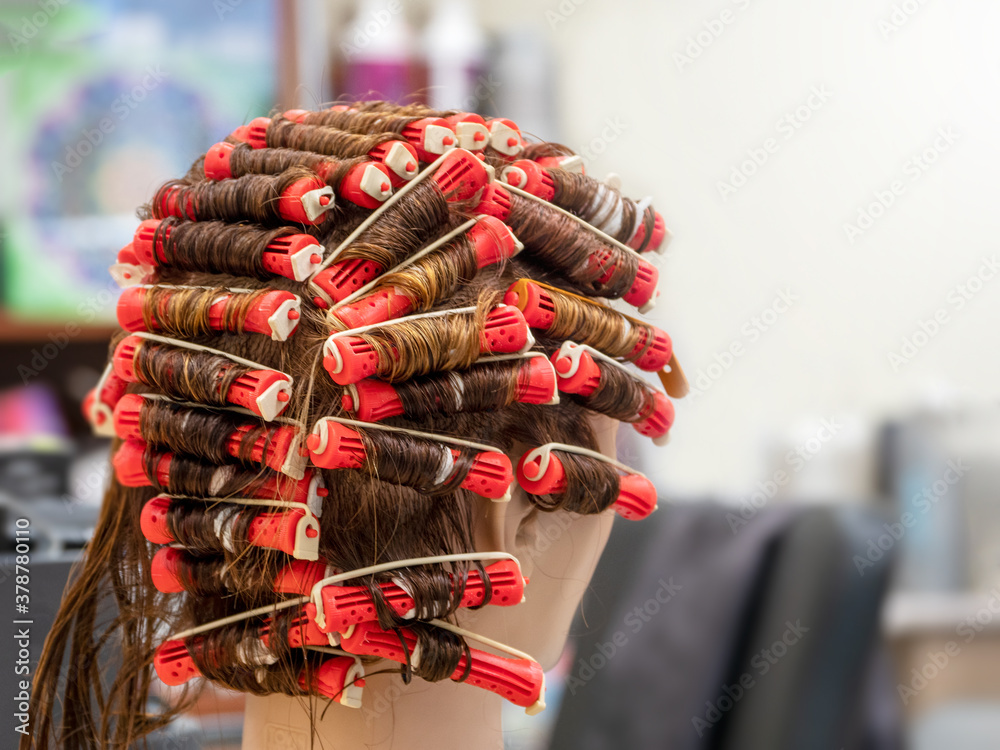 Ταπετσαρία Perm training on a mannequin at the school of hairdressing
