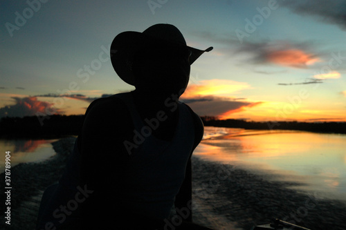 Assunto: Detalhe do Por do Sol e Pantaneiro no Pantanal.Local: Ponocé, MT.Data: 04/2006.Autor: Palê Zuppani
