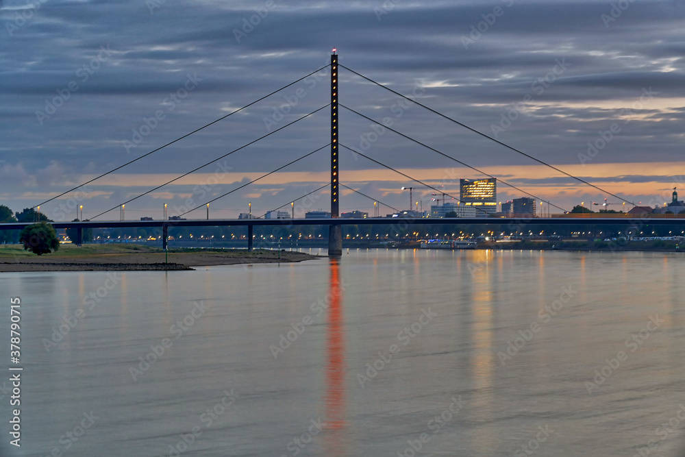 Obraz premium Rheinbrücke und Sonnenaufgang in Düsseldorf