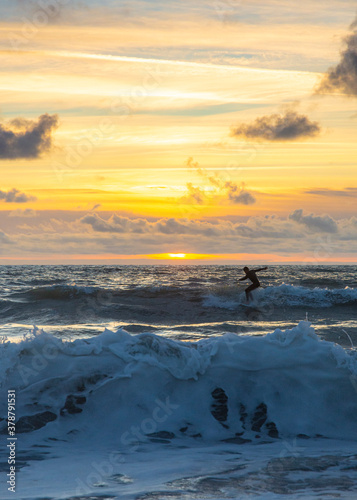 Foto Surfer at Sunset at Widemouth Bay - Bude, Cornwall, England