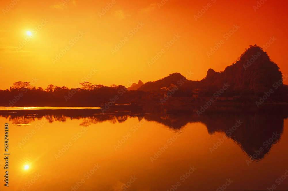 Naklejka premium Reflection of the sun in water, China 