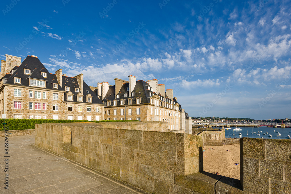 Obraz premium Waterfront view of beach townhouses and skyline, Saint-Malo, Brittany, France