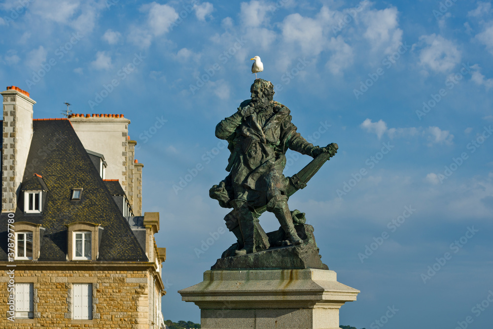 Obraz premium Monument to Jacques Cartier on a rampart of Saint Malo, Brittany, France
