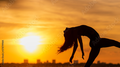 Fototapeta Naklejka Na Ścianę i Meble -  silhouette of ballet dancer at sunset