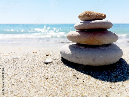 Des cailloux sur le sable au bord de l'eau