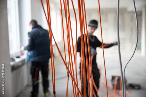 Obraz na plátne Arbeiter verlegen Kabel auf einer Baustelle, Büroimmobilie,