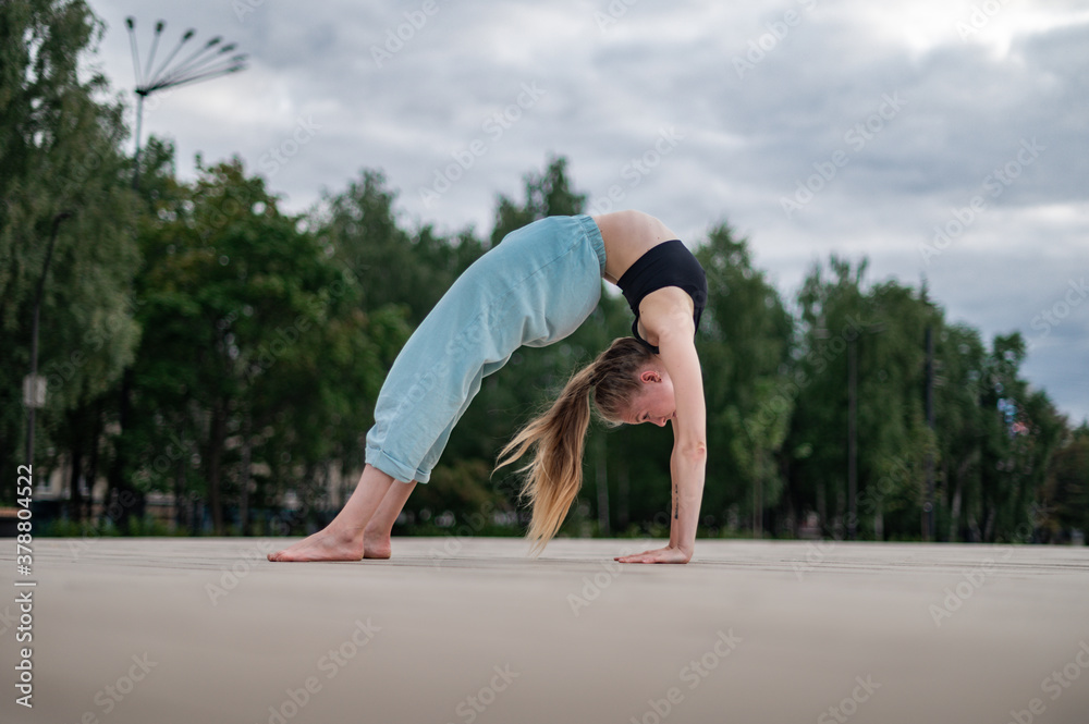 © grthirteen - Girl practice yoga and meditation in the city.