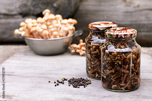 Fotografía mushrooms in a glass jar, homemade pickles