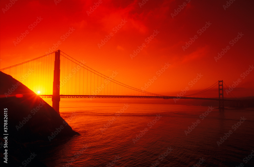 Obraz premium Silhouette of a suspension bridge at dusk, Golden Gate Bridge, San Francisco, California, USA 