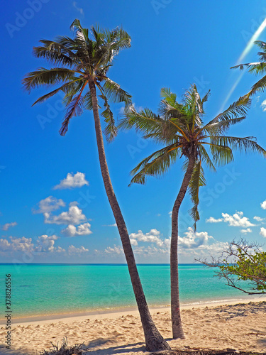 Fototapeta Naklejka Na Ścianę i Meble -  Beautiful tropical beach, blue sky and blue lagoon. Luxury travel summer holiday destination. Maldives, Fulidhoo island.
