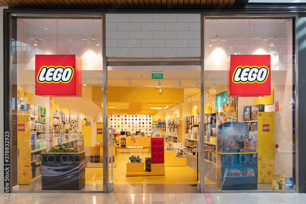Seville, Spain - September 18, 2020: The entrance of LEGO Store inside of  Lagoh Sevilla shopping mall in Seville (Centro Comercial Lagoh Sevilla),  Andalusia, Spain foto de Stock | Adobe Stock