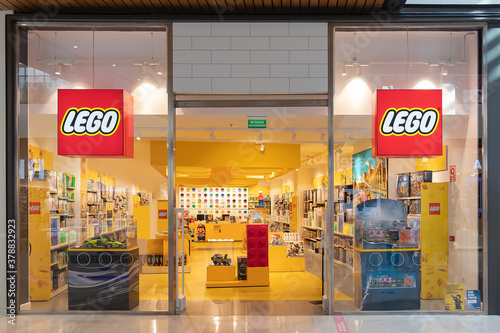 Seville, Spain - September 18, 2020: The of LEGO Store inside of Lagoh Sevilla shopping mall in Seville (Centro Comercial Lagoh Sevilla), Andalusia, Spain Stock-foto Adobe