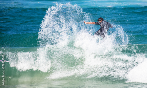 Surfista manobrando na onda © JCLobo