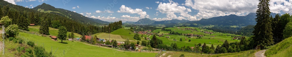 Panorama Blick über Obermaiselstein zum Grünten