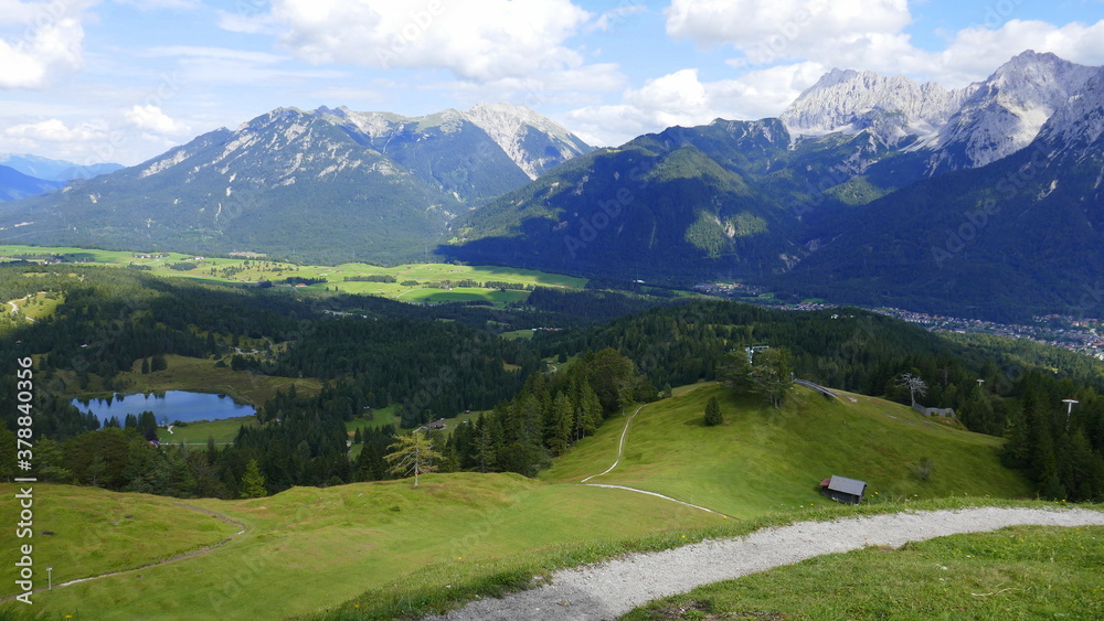 Wanderweg auf den Hohen Kranzberg mit Blick auf das Karwendelgebirge mit Schöttelkarspitz und der Soierngruppe soie Wildensee