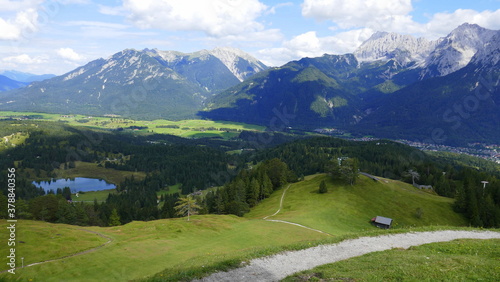 Wanderweg auf den Hohen Kranzberg mit Blick auf das Karwendelgebirge mit Sch  ttelkarspitz und der Soierngruppe soie Wildensee