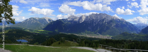 Panoramaaufnahme vom Hohen Kranzberg mit Blick auf das Karwendelgebirge mit Schöttelkarspitz und der Soierngruppe sowie Wildensee