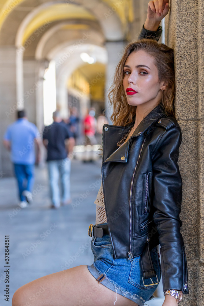 Modelo femenina posando en entorno urbano de Madrid Capital, vestida con ropa urbana Modelo femenina posando en entorno urbano de Madrid Capital, vestida con ropa urbana