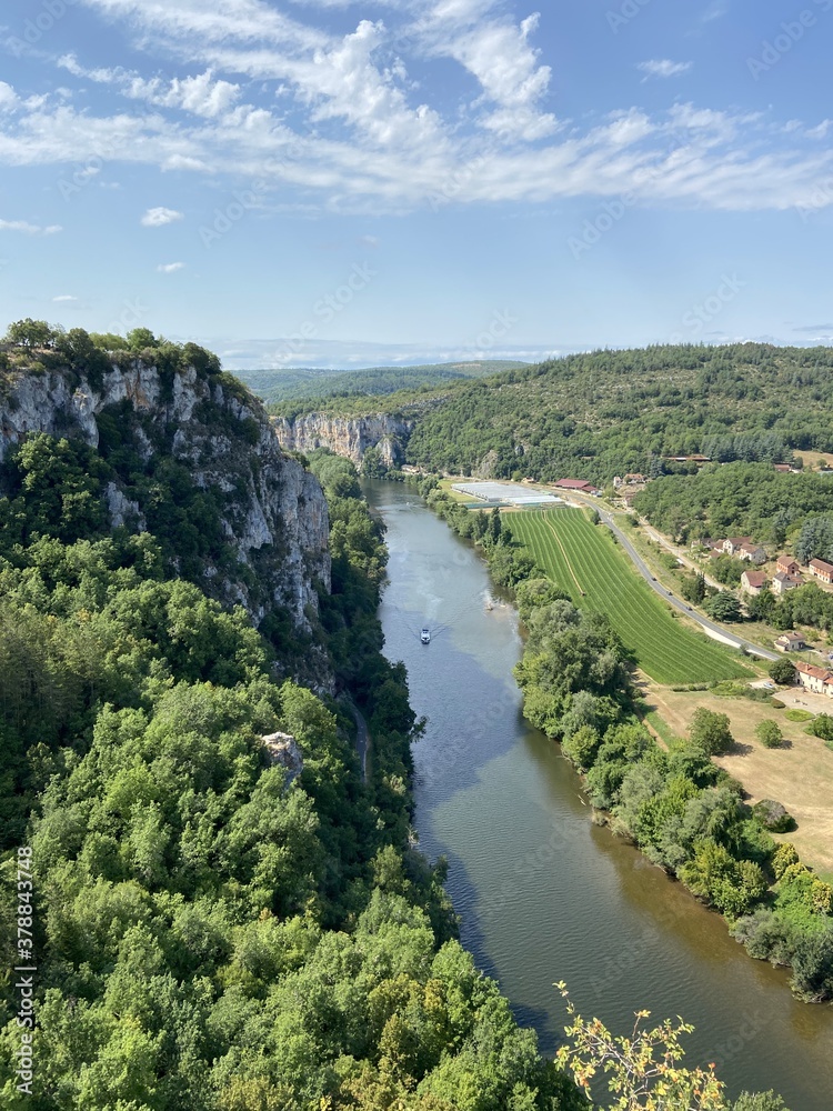 Rivière et falaise dans le Lot, Occitanie