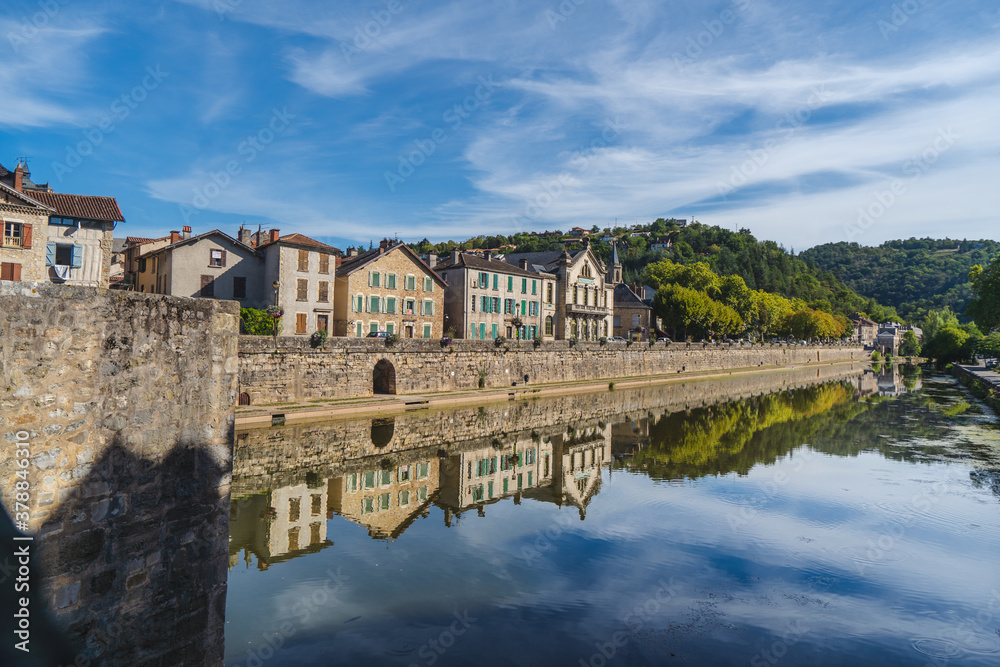 L'Aveyron passant dans Villefranche-de-Rouergue / Occitanie