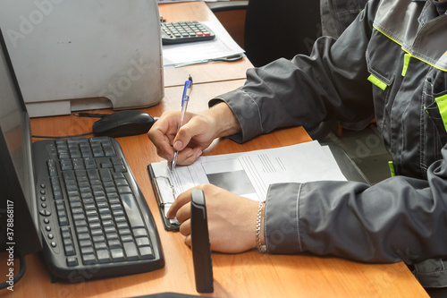 The master fills out the order order on the form