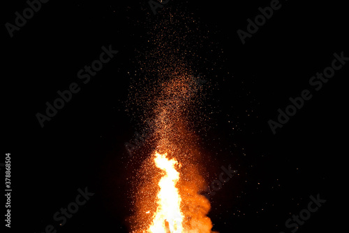 madera ardiendo en Fiesta en el bosque Rumania, quemando madera