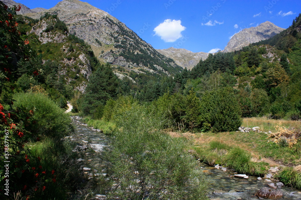 Colores en el lago y la montaña. Embalse de La Sarra. Sallent de Gállego. Huesca. Pirineos