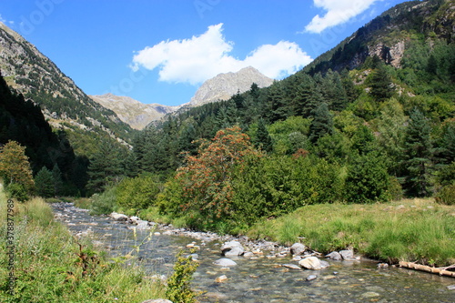 Colores en el lago y la monta  a. Embalse de La Sarra. Sallent de G  llego. Huesca. Pirineos