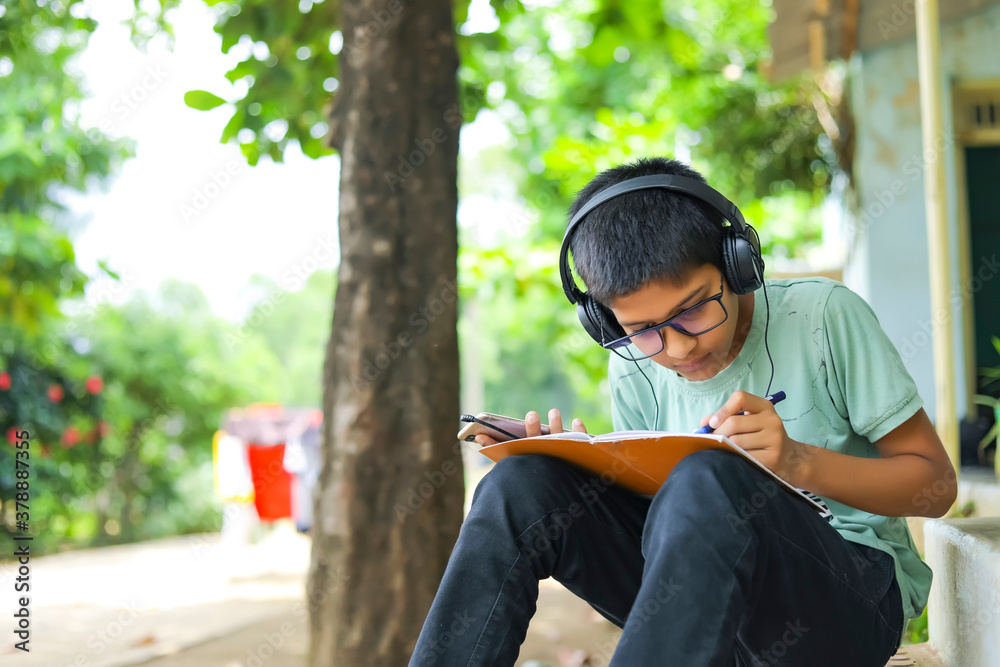 Obraz premium indian child attending online lecture