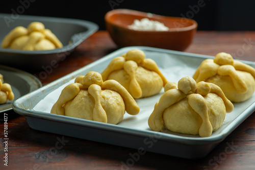 Ingredientes panaderia masa fermentación reposo harina panadero levadura azucar charola pan de muerto mexicano tradicional festividades octubre día de muertos mesa de madera close-up