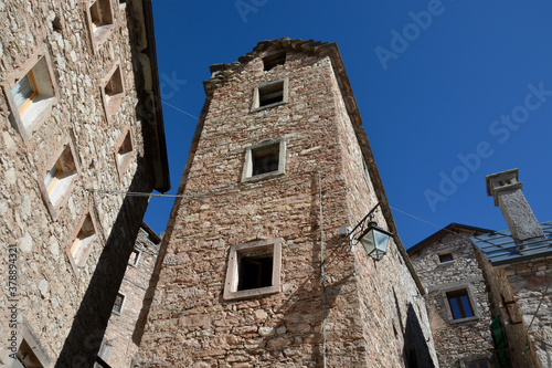 le spettrali case di Casso, in friuli Venezia Giulia