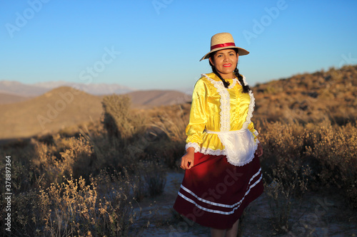 Peruanerin in traditioneller Pampeña-Tracht nahe Yarabamba in Arequipa.