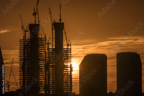 공사 건물뒤로 지는 태양