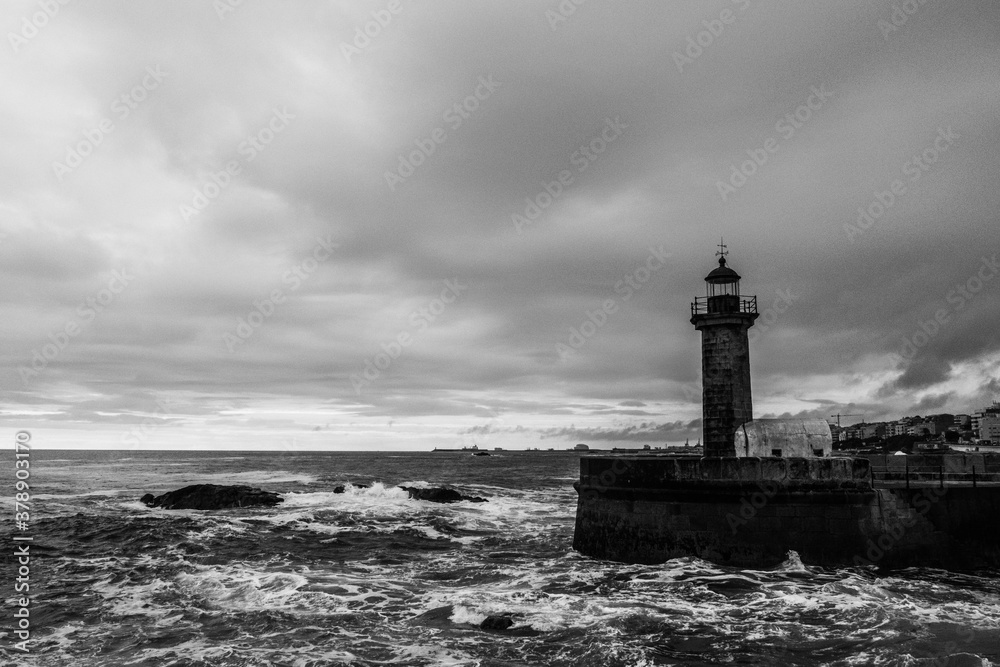 Faro bianco e nero oceano Felgueiras Lighthouse. porto oporto.
