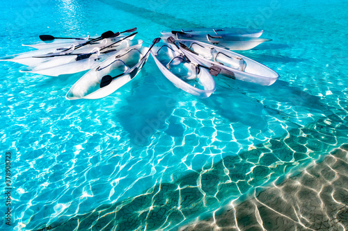 Ruderboote durchsichtig in türkis Wasser