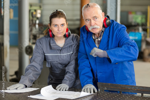 Εκτύπωση καμβά happy man and woman in factory