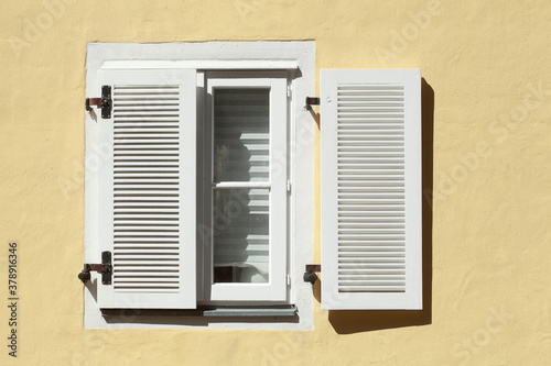 Alter weisser Fensterladen  und Fenster aus Holz an einer hellen Hausmauer, Hannover, Niedersachsen, Deutschland, Europa photo
