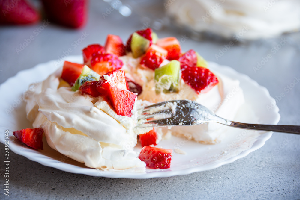 Delicious Pavlova cake with meringue and fresh fruit Delicious Pavlova cake with meringue and fresh fruit
