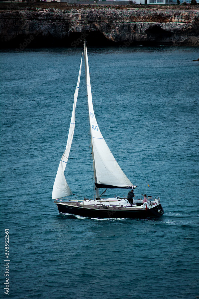 Obraz premium Velero navegando cerca de la costa