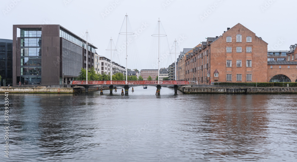 Kopenhagen, neue und alte Architektur am Wasser , Brücke